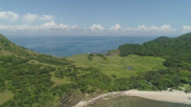 Havadan görünümü tropikal plaj. Sahil tropik ada Palau ile kaplı dağları yağmur ormanları. Cape Engano, Cagayan, Filipinler ilinin.