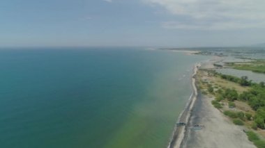 Tropikal peyzaj, Luzon, Filipinler adanın kumsalda.