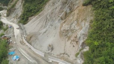 İnşaat bir dağ yolda. Filipinler, Luzon.