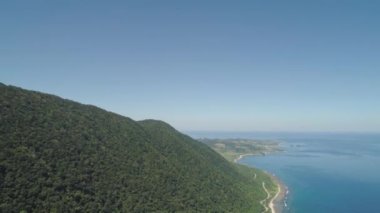 Dağ ve deniz manzara görünümünü.