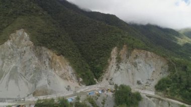 İnşaat bir dağ yolda. Filipinler, Luzon.