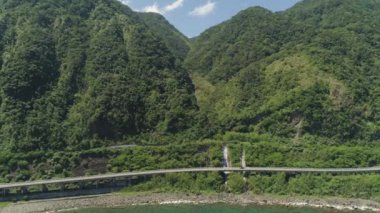 Denizin kenarında viyadük otoyolda. Filipinler, Luzon