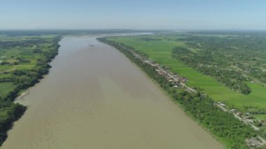 Tarım arazileri nehirde. Filipinler, Luzon