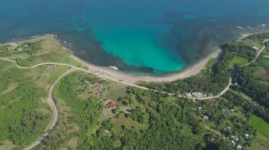 Plaj ve deniz manzaralı bir deniz manzarası. Filipinler, Luzon.