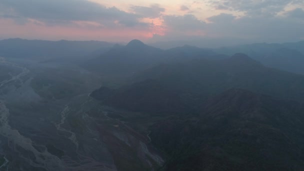 Paisagem montanhosa ao pôr do sol. Pinatubo, Filipinas. — Vídeo de Stock