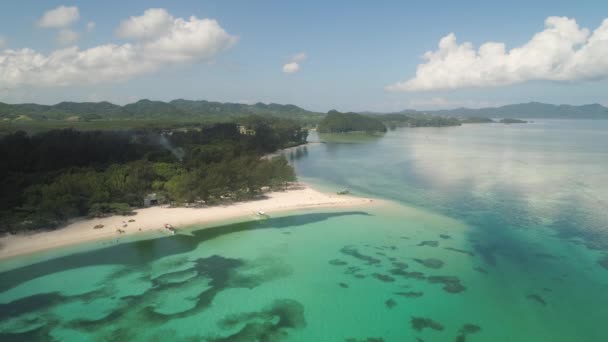 해변 과바다를 배경으로 한 물방개. 필리핀, 루손섬. — 비디오