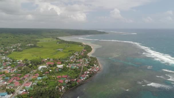 Plaj ve deniz manzaralı bir deniz manzarası. Filipinler, Luzon — Stok video