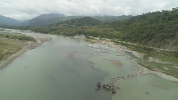 Nettoyage et approfondissement par une drague sur la rivière. Philippines, Luçon — Video