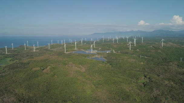 Fazenda Solar com Moinhos de Vento. Filipinas, Luzon — Vídeo de Stock