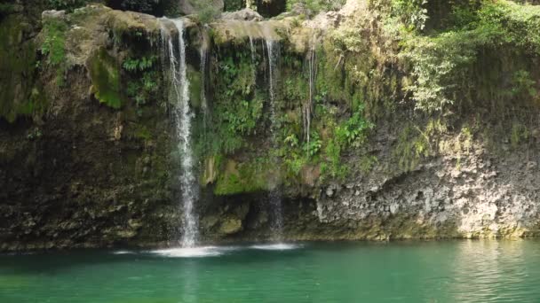 Bela cachoeira tropical. Filipinas, Luzon — Vídeo de Stock