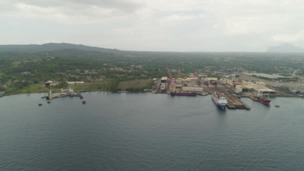 Loděnice s jeřábem, Batangas, Filipíny, Luzon. — Stock video