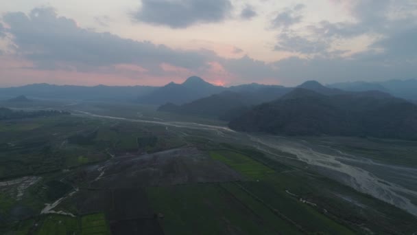 Berglandschaft bei Sonnenuntergang. Pinatubo, Philippinen. — Stockvideo