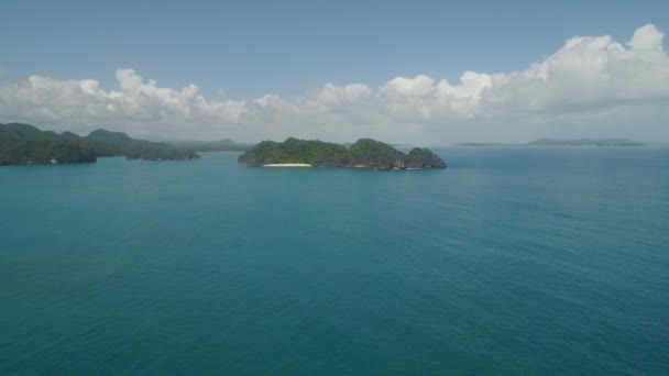 Paisaje marino de las Islas Caramoanas, Camarines Sur, Filipinas. — Vídeos de Stock