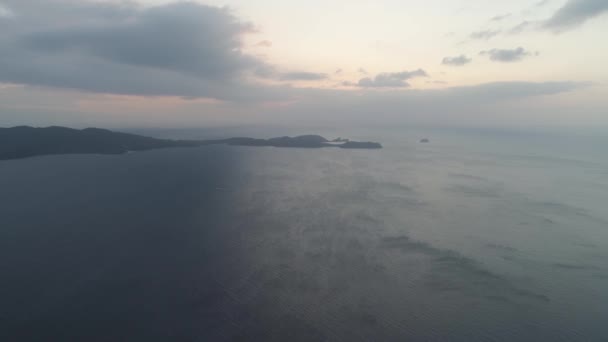 在日落时 岛上海岸的鸟瞰图 Anilao Caban 菲律宾 旅游理念 — 图库视频影像