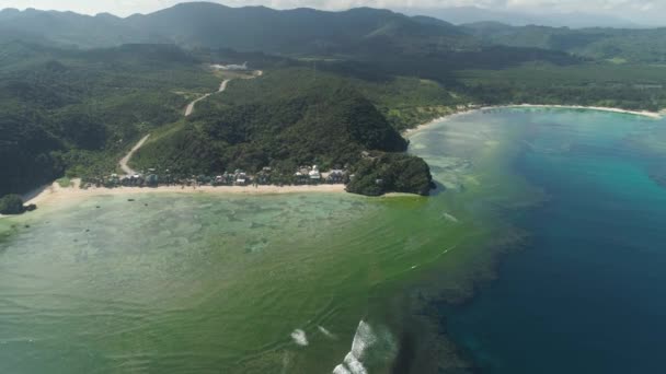 Havsutsikt med strand och hav. Filippinerna, Luzon. — Stockvideo