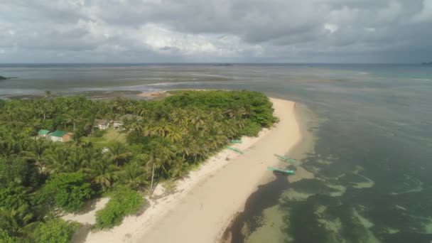 Plaj ve deniz manzaralı bir deniz manzarası. Filipinler, Luzon. — Stok video