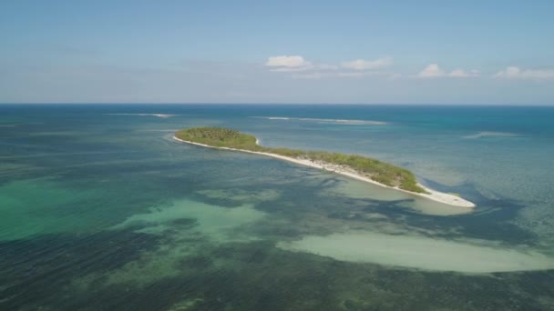 Isola tropicale Tanduyong con spiaggia. — Video Stock