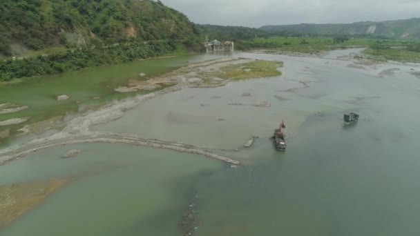 Čištění a prohloubení bagr na řece. Filipíny, Luzon — Stock video