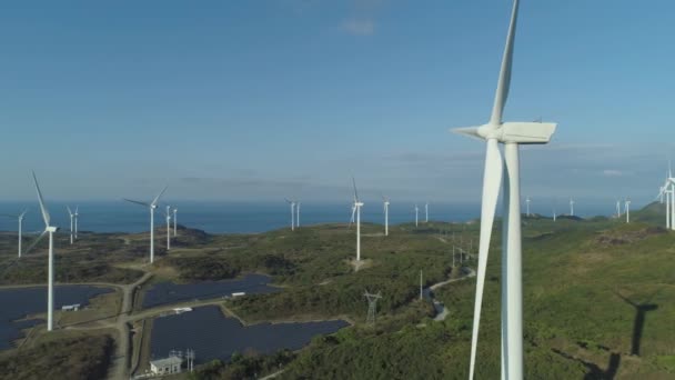海岸に電力生産のための風車を空撮 フィリピン イロコス ノルテのバンギ風車 太陽ファームは 太陽光発電所 生態学的な風景 — ストック動画