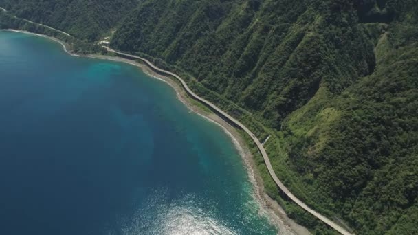 Autopista en el viaducto junto al mar. Filipinas, Luzón — Vídeos de Stock