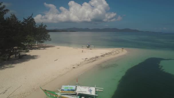 Paisaje marino con playa y mar. Filipinas, Luzón. — Vídeos de Stock