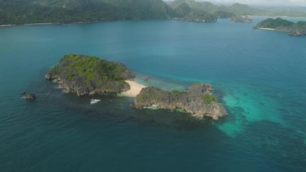 Paisaje marino de las Islas Caramoanas, Camarines Sur, Filipinas. — Vídeo de stock