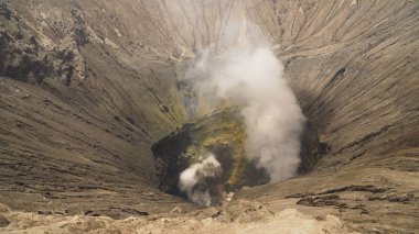Krateri olan aktif bir volkan. Gunung Bromo, Jawa, Endonezya.