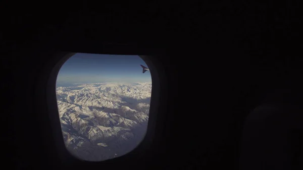 Vista da janela do avião nas montanhas. — Fotografia de Stock