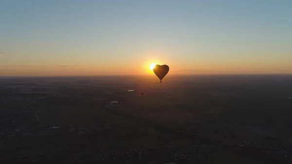 Sıcak hava balonu gökyüzünde kalbi şekillendirir — Stok fotoğraf