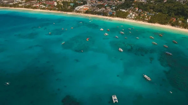 熱帯の島の空中ビューの美しいビーチ。ボラカイ島フィリピン. — ストック写真