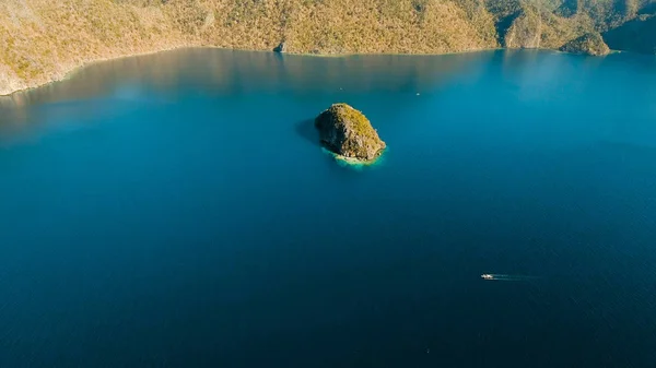 Widok z lotu ptaka tropikalna laguna, morze, plaża. Tropikalna wyspa. Busuanga, Palawan, Filipiny. — Zdjęcie stockowe