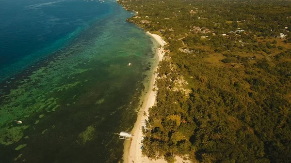 Flygfoto vacker Alona stranden på en tropisk ö Bohol. Filippinerna. — Stockfoto