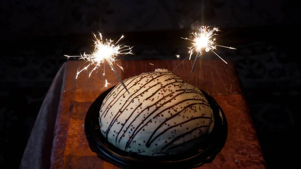 Торт с фейерверком — стоковое фото