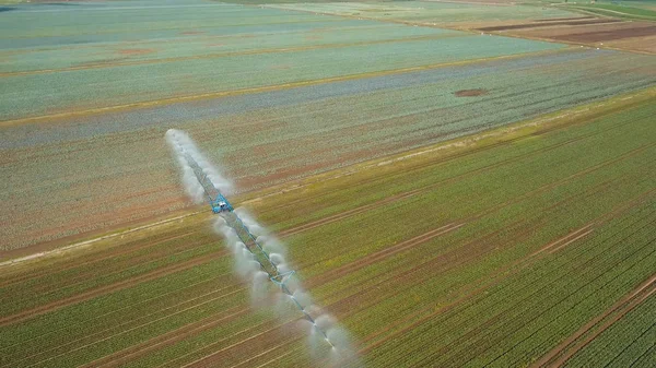 Sistema de riego en tierras agrícolas. — Foto de Stock