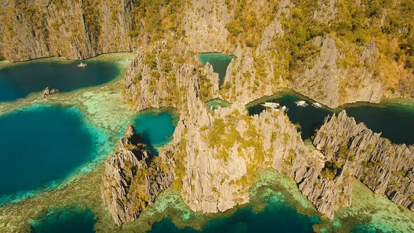 Vista aérea Lagoa gêmea, mar, praia. Ilha tropical. Busuanga, Palawan, Filipinas . — Fotografia de Stock
