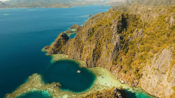 Vista aérea Laguna gemela, mar, playa. Isla tropical. Busuanga, Palawan, Filipinas . — Foto de Stock