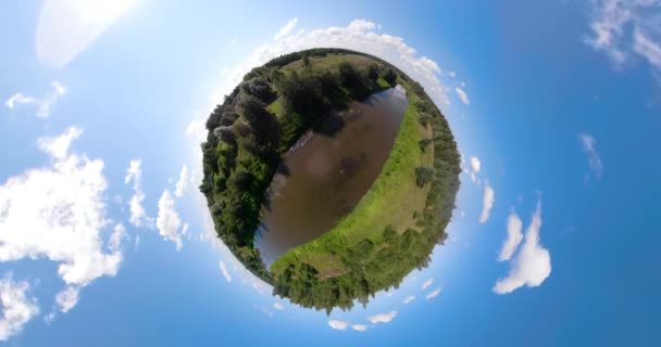 Krajina s řekou a stromy sférické panoráma — Stock video