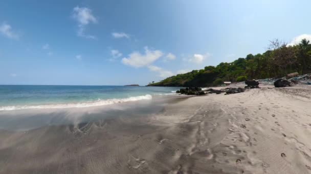 Песчаный пляж в тропическом курорте — стоковое видео