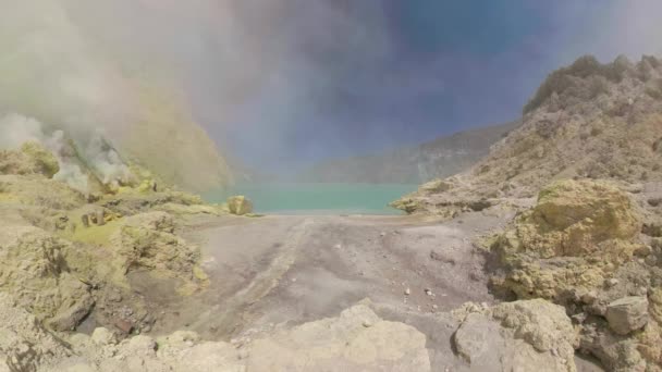 Paesaggio montano con lago cratere — Video Stock