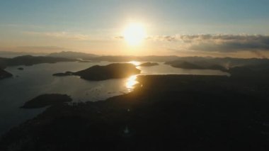 Deniz ve ada, Palawan Filipinler güzel gün batımı.