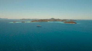 Lagünleri ve adaları olan deniz burnu