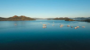 Tropikal deniz tekne ile defne.