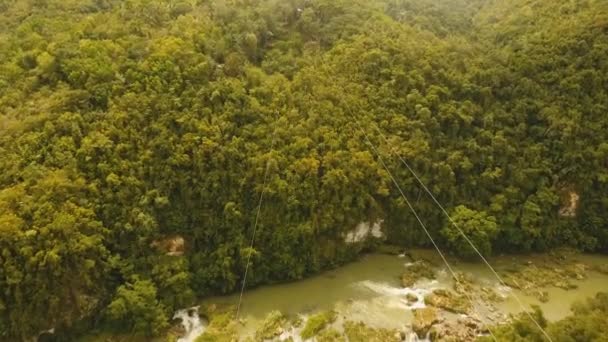 Attractie zipline in de jungle Bohol, Filipijnen. — Stockvideo