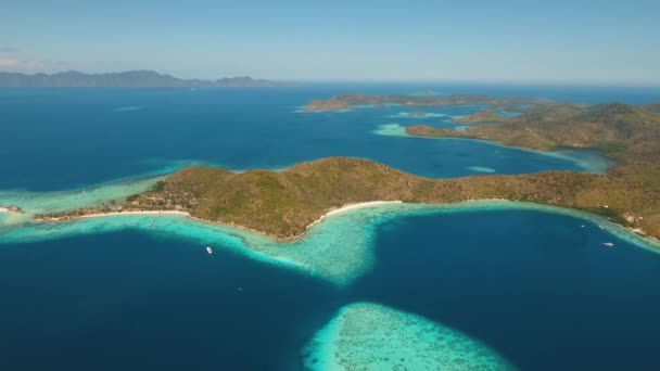 Морской пейзаж с лагунами и островами — стоковое видео