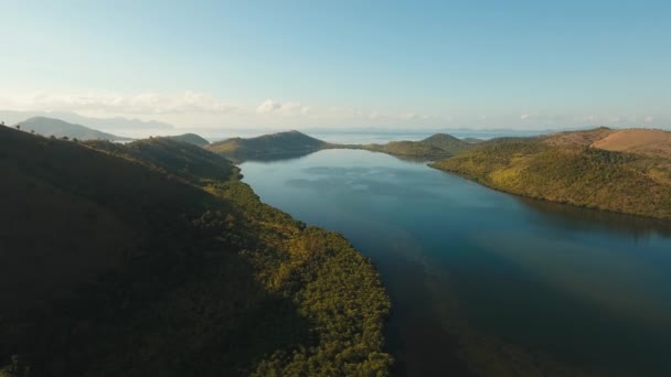 Salida del sol en isla tropical — Vídeo de stock