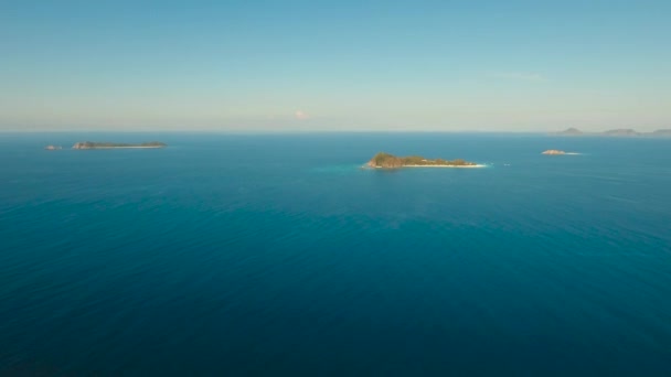 Luchtfoto Landschap Eilanden Blauwe Zee Tegen Hemel Zee Tropisch Landschap — Stockvideo