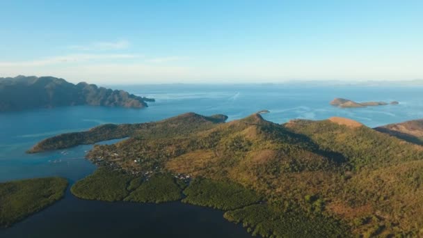 Sabah deniz manzarası, dağlar, okyanus — Stok video