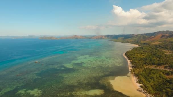 Praia tropical com e mar azul-turquesa — Vídeo de Stock