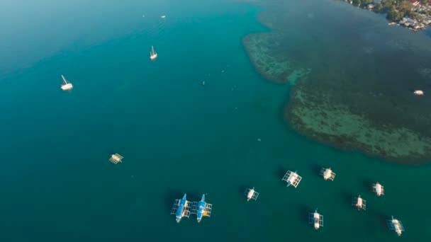 Bahía de mar tropical con barcos . — Vídeo de stock