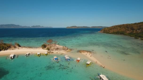 Красивый тропический остров и пляж — стоковое видео